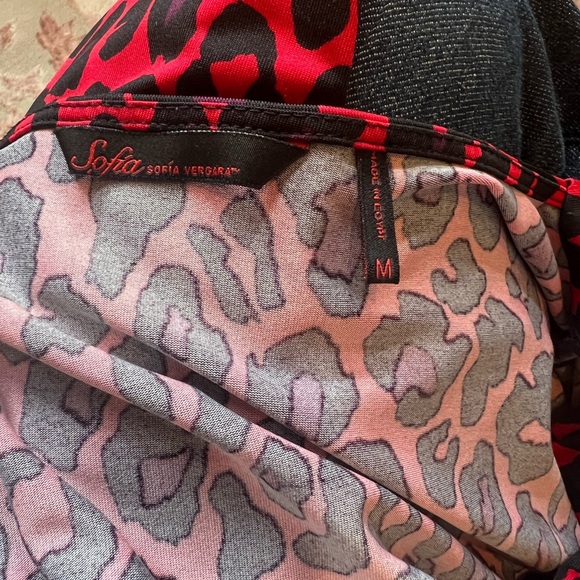 Sofia Vergara Red Leopard Print Top Size Medium Long Sleeve - Picture 4 of 4